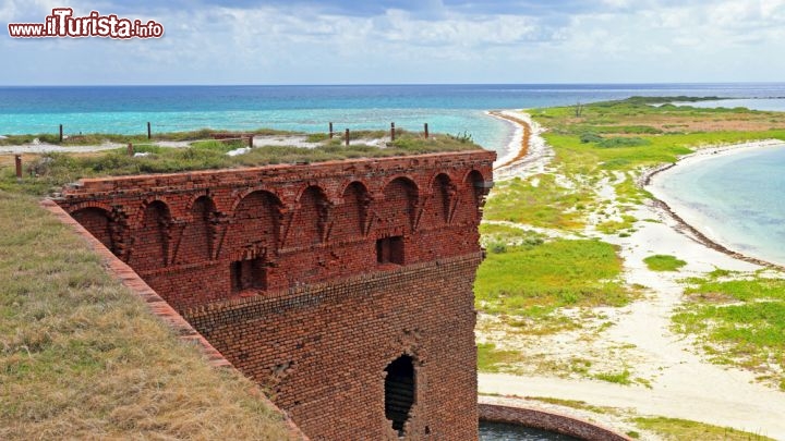 Immagine Fort Jefferson a Keys Island, Florida - La contea di Monroe ospita nel parco nazionale di Dry Tortugas, 110 km ad ovest di Key West, Fort Jefferson, considerata la fortezza costiera in mattoni più grande di tutti gli Stati Uniti d'America con i suoi 16 milioni di mattoni. La sua costruzione iniziò nel 1846 ma nonostante i lavori proseguirono per ben 30 anni il forte non fu mai completato. Usato come prigione federale dopo la guerra civile, Fort Jefferson venne abbandonato nel 1874 dal Dipartimento dell'esercito. Nel gennaio del 1935 il presidente Roosevelt lo trasformò nel Fort Jefferson National Monument, la prima area marina ad essere valorizzata come monumento nazionale © Bill Florence / Shutterstock.com