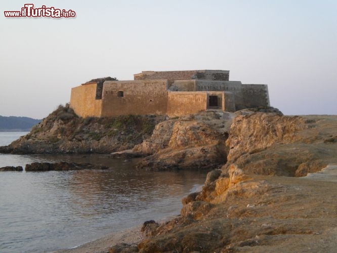 Immagine il forte dell' Isola di Porquerolles, arcipelago delle Hyeres, in Provenza - © MauMar70 / shutterstock.com