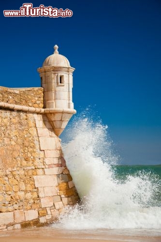 Immagine Il Forte Portoghese di Lagos, in Algarve affronta le onde oceaniche del sud del Portogallo - © kps1664 / Shutterstock.com