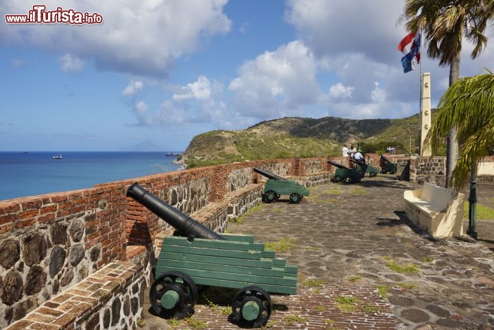 Immagine Forte di Oranjestad Sint Eustatius (Paesi Bassi dei Caraibi) - La storia è risaputo, quando si è trattato di saccheggiare ed effettuare rappresaglie in favore della conquista di un territorio, non si è mai risparmiata. Alcune località però hanno saputo resistere con onore e il Forte di Oranjestad ne è la dimostrazione. Questa costruzione rappresenta infatti uno degli elementi di identità più forti per la collettività, la quale si riconosce nella fortezza per lo spirito combattivo e la tenacia con cui ha saputo difendersi dei popoli nemici - © R.A.R. de Bruijn Holding BV / Shutterstock.com