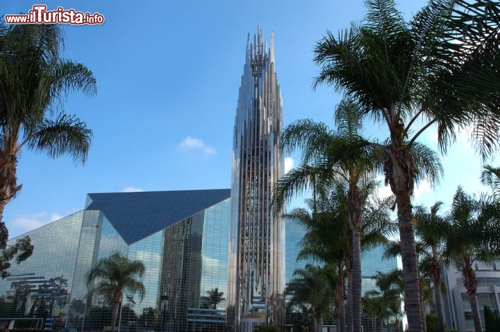 Immagine La Crystal Cathedral di Garden Grove, California. L'impianto a croce latina è realizzato in modo tale che tutti i posti a sedere siano il più vicino possibile al coro. La struttura può ospitare sino a 2376 fedeli.