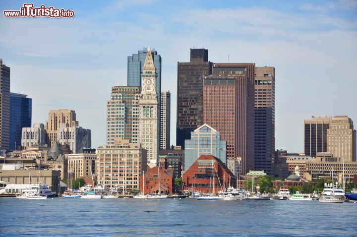 Immagine I grattacieli di Boston (Massachusetts) si stagliano fieri contro il cielo e si specchiano nelle acque del porto - © jiawangkun / Shutterstock.com