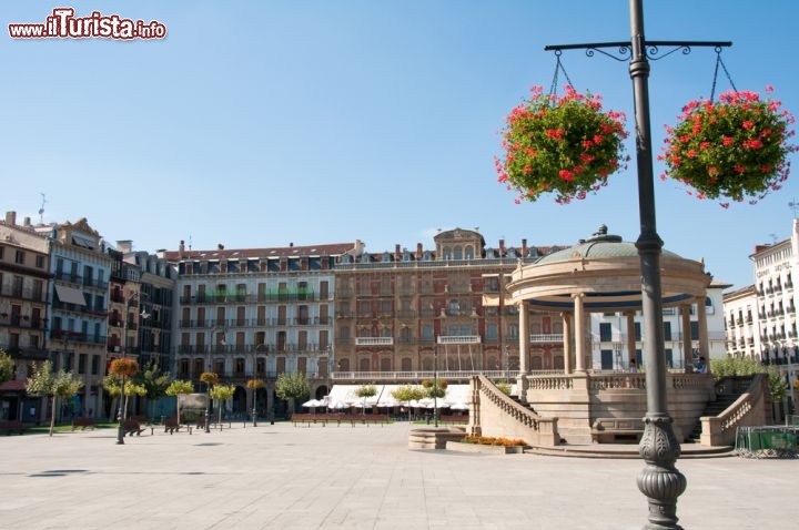 Immagine La centralissima Plaza del Castillo di Pamplona, Spagna, in una limpida giornata di sole: il momento ideale per passeggiare tra i palazzi storici della piazza, bere qualcosa nei numerosi café che la costeggiano o unirsi a uno dei tour guidati che prendono il via proprio da qui - © Alberto Loyo / Shutterstock.com