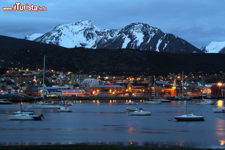 Immagine Foto di Ushuaia nella notte australe. E' la città più a sud dell'Argentina e del mondo e si trova sull'isola chiamata Terra del Fuoco - © jorisvo / Shutterstock.com