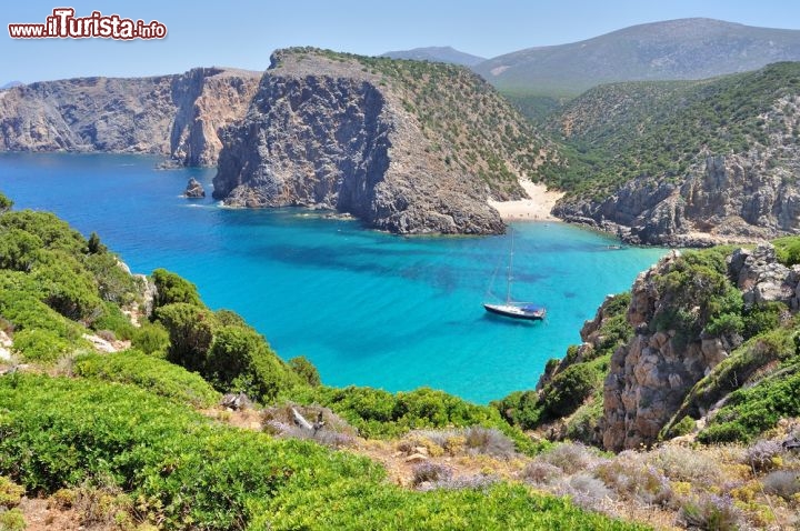 Immagine Foto panoramica della incantevole Cala Domestica, l'insenatura che si trova vicino a Buggerru in Sardegna - © Sfocato / Shutterstock.com