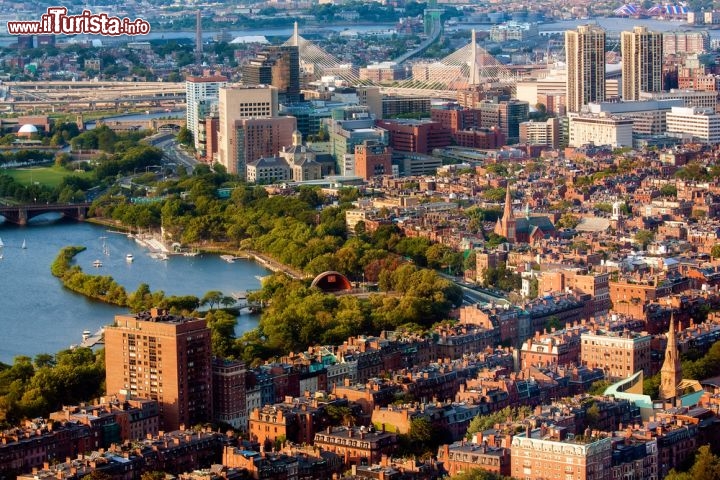 Immagine Una veduta aerea di Boston (Massachusetts) e del suo porto - © Marcio Jose Bastos Silva / Shutterstock.com