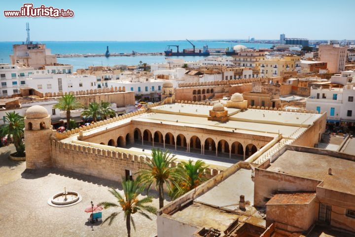 Immagine Fotografia aerea della Grande Moschea di Sousse in Tunisia - © Adisa / Shutterstock.com