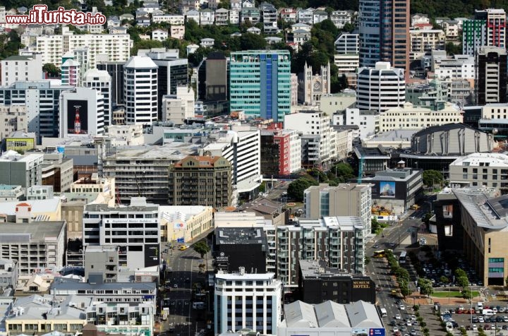 Immagine Veduta aerea di Wellington, capitale della Nuova Zelanda, nell'Isola del Nord: intorno al porto si sviluppa il Central Businness District, fitto di grattacieli tra cui il Majestic Centre di 116 metri d'altezza. Benché sia una città giovane, dove i primi coloni europei giunsero all'inizio dell'Ottocento, si è sviluppata velocemente sino a diventare il terzo centro urbano della Nuova Zelanda, dopo Auckland e Christchurch- © ChameleonsEye / Shutterstock.com