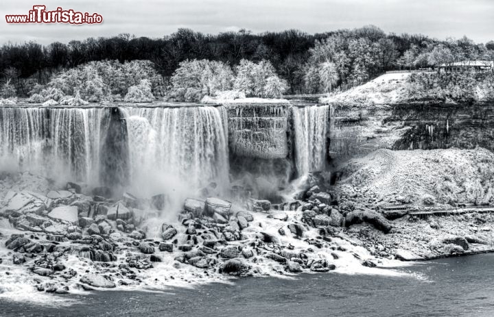 Immagine Fotografia delle Cascate del Niagara con la neve: in inverno il Canada raggiunge temperature polari e lo spettacolo delle cascate imbiancate, coperte di neve, è decisamente imperdibile - Foto © Christopher Meder / Shutterstock.com