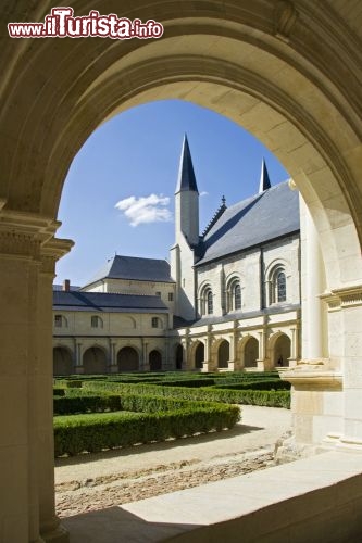 Immagine Fotografia del chiostro dell'Abbazia di Fontevraud, regione della Loira (Francia) - © Pyma / Shutterstock.com