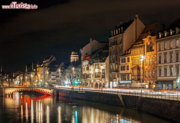 Immagine Fotografia notturna delle case di Strasburgo sul fiume Ill, Francia - Una suggestiva immagine scattata al calar del sole che ritrae le tipiche abitazioni di Strasburgo: le luci serali contribuiscono a rendere l'atmosfera di questo angolo di città ancora più fiabesco © Leonid Androno / Shutterstock.com