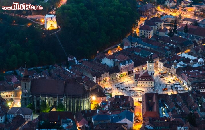 Immagine Fotografia notturna del centro storico di Brasov, Romania - Suggestivo tanto di giorno quanto la sera, con le luci della città ad illuminarne edifici e monumenti, il cuore di Brasov si presenta con un'atmosfera ancora più interessante. Di notte, le luci del centro storico risaltano lo stile tipicamente medievale delle costruzioni che a suo tempo furono edificate dai sassoni che scelsero proprio questo territorio, successivamente annesso alla Romania, per erigere una colonia mercantile © Emi Cristea / Shutterstock.com