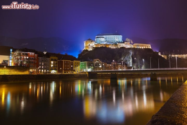 Immagine Fotografia notturna del fiume Inn e del Castello di Kufstein in Austria - © Tatiana Popova / Shutterstock.com