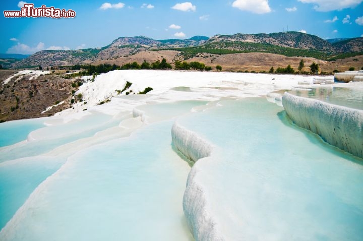 Immagine Fotografia del paesaggio incantato delle terme di Pamukkale, uno dei Patrimoni dell'Umanità dell'UNESCO della Turchia - © In Green / Shutterstock.com