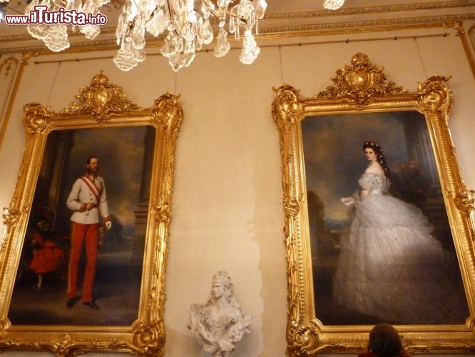 Immagine Francesco Giuseppe e la Principessa Sissi dentro al museo ad Hofburg: sono i famosi quadri dipinti da Franz Xaver