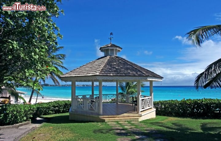 Immagine Gazebo orlato dal verde sul  lungomare di Bridgetown, a Barbados - © graham tomlin / Shutterstock.com