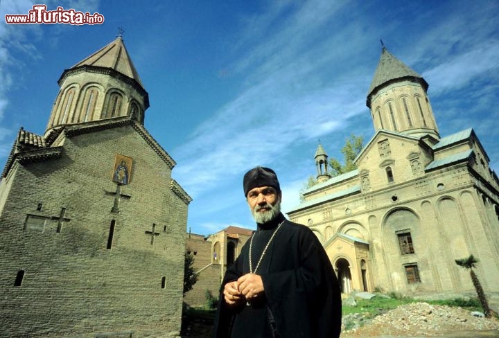 Immagine Un sacerdote della chiesa ortodossa di Metekhi a Tibilisi, Georgia  - Foto di Giulio Badini