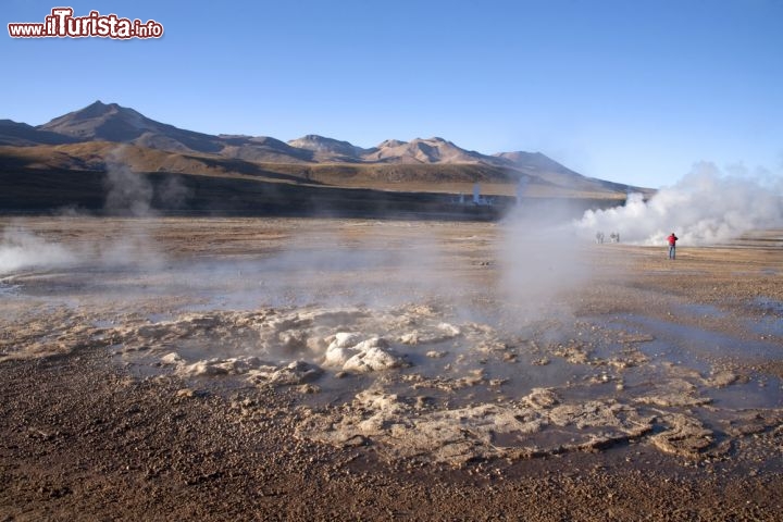 Immagine I Geysers Del Tatio, si trovano sulle Ande in Cile, a nord-est di San Pedro de Atacama ad olttre 4.000 metri di altitudine - © Yoann Combronde  / Shutterstock.com