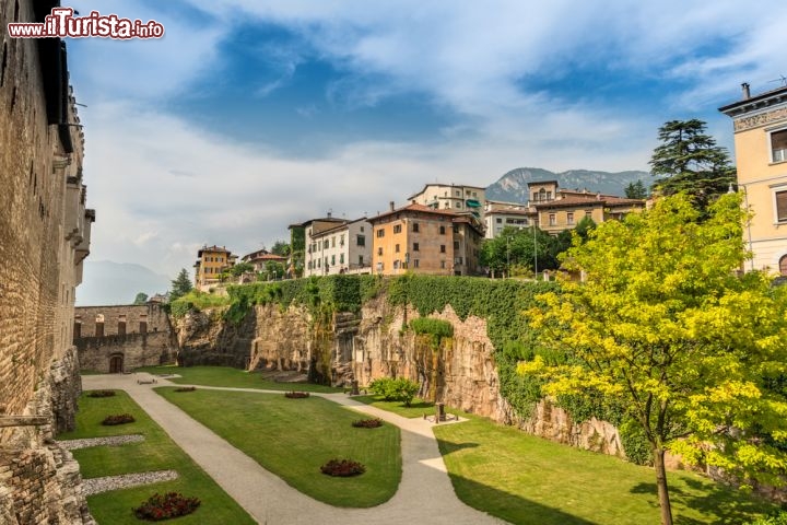 Immagine Giardini del Castello Buonconsiglio, Trento - A volere la realizzazione di questo splendido giardino fu Bernardo Cles, cardinale italiano nato da una famiglia della piccola nobiltà di Trento e personaggio di spicco a cavallo fra il 1400 e il 1500. All'epoca il giardino del castello Buonconsiglio era adornato da piante ornamentali e odorose e ospitava una fontana raffigurante la statua di Nettuno. In seguito vennero effettuate alcune trasformazioni, fra cui la muratura degi archi, che ad oggi hanno portato questo bello spazio verde a presentarsi al pubblico con i rimaneggiamenti voluti da Giuseppe Gerola realizzati attorno al 1920 © inarts / Shutterstock.com