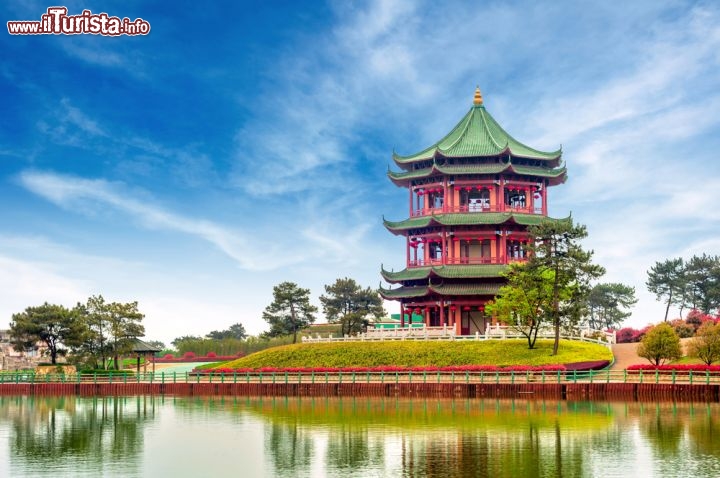 Immagine I giardini e il palazzo antico a Pechino, Cina - Una splendida immagine del palazzo antico di Pechino che si rispecchia con i suoi colori sgargianti sulle acque che lo circondano impreziosito da giardini e architetture dalle caratteristiche impronte cinesi © gyn9037 / Shutterstock.com