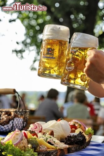 Immagine Giardino della birra (Biergarten) Weihenstephan a Freising Baviera. In questa località tedesca si trova la fabbrica di birra più antica del mondo