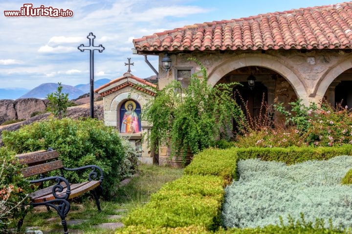 Immagine Il giardino del monastero Agios Stefano, Meteora - Fondato da un eremita di nome Ieremias attorno al 1191, questo monasetero di suore ortodosse possiede due chiese, di cui una catholicon costruita nel 1798 su modello delle chiese del monte Athos dove sono custodite le reliquie di San Haralambos che, secondo la tradizione, dovrebbero portare alla guarigione. Distrutto parzialmente nella Seconda Guerra Mondiale, a partire dal 1962 è stato ripopolato da una comunità di religiose © mahout / Shutterstock.com