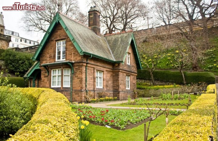 Immagine Gingerbread House a Edimburgo: si trova in Princes Street Gardens - © leonardo da gressignano / Shutterstock.com