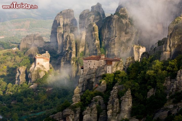 Immagine La nebbia sulle Meteore, Grecia - Anche con condizioni meteo meno favorevoli, il fascino del panorama offerto a chi ammira la maestosità di questo angolo di Grecia non diminuisce: la nebbia che circonda le falesie e i monasteri delle Meteore contribuisce anzi a rendere il luogo ancora più suggestivo © dlodewijks / Shutterstock.com