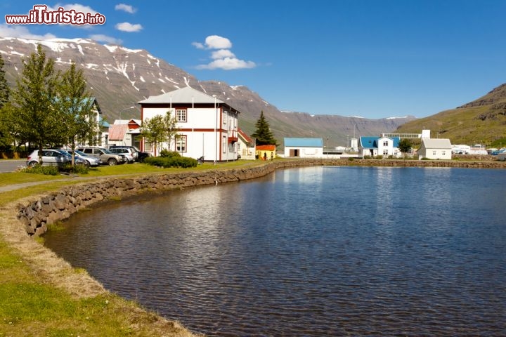 Immagine Il piccolo porto di Seydisfjordur, nel cuore dell'omonimo fiordo islandese, con il sole e l'aria tersa diventa un villaggio ridente - © Doin Oakenhelm / Shutterstock.com