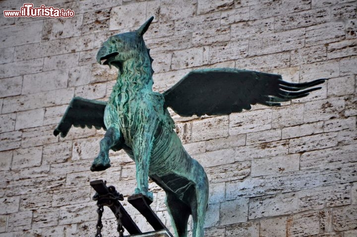 Immagine Grifone all'esterno del Palazzo dei Priori a Perugia. Si tratta di una copia, l'originale si trova all'interno.