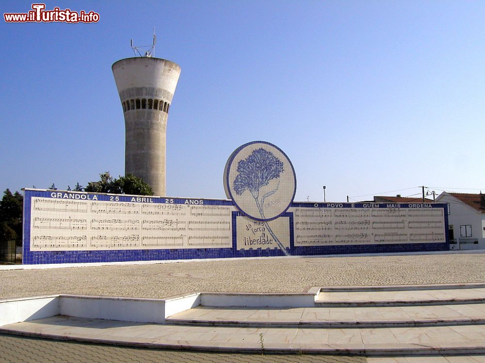 Immagine Il Monumento al 25 aprile 1974, festa della Rivoluzione dei Garofani in Portogallo. Siamo a Grandola  - © Bosc d'Anjou, CC BY 2.0, Wikipedia