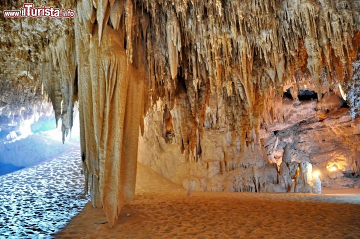Immagine Grotte Egitto: le stalattiti della Djara Cave, dentro la Sala Grande - In collaborazione con I Viaggi di Maurizio Levi