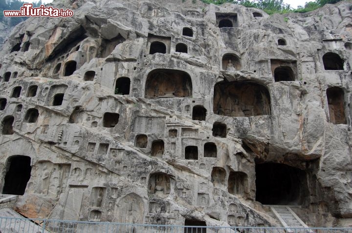 Immagine La rete di cunicoli delle Grotte di Longmen. Una volta i loculi erano pieni di dipinti e statue del Budda ed i suoi seguaci, trafugate però nel secolo scorso. Ci troviamo a Luoyang, l'antica capitale della Cina - © Kailash K Soni / Shutterstock.com