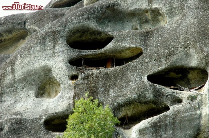 Immagine Grotte a Meteora, venivano usate dagli eremiti dei monasteri della Grecia - © Diletta Mercatali