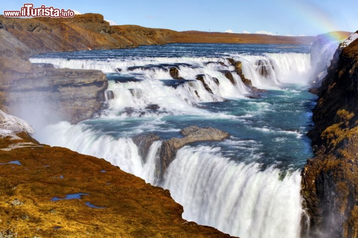 Immagine Gullfoss la grande cascata dell'Islanda. E' sicuramente una delle attrazioni principali dell'Islanda, ed è formata dalle acque del fiume Hvítá che si gettano in un scosceso canyon, nel sud-ovest dell'Islanda. Se il salto in sè non è straordinario, "appena" 32 metri, è la portata delle acque a renderlo terrificante. In estate la sua portata raggiunge i 140.000 litri al secondo! - © Kjersti Joergensen / Shutterstock.com