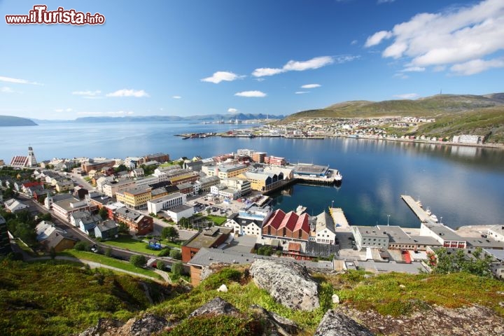 Immagine Hammerfest in estate, Norvegia - Immersa in un paesaggio roccioso estremamente piatto e su cui non cresce un solo albero, Hammerfest è una cittadina di poco più di 8 mila abitanti. La sua storia cominciò in tempi lontani poichè mare e baia sempre liberi dai ghiacci favorirono l'insediamento umano © Per Øyvind Mathisen / Shutterstock.com