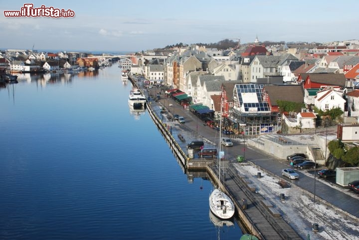 Immagine Città di Haugesund, Norvegia - La pesca delle aringhe non rappresenta più da tempo il motivo dominante dell'economia di Haugesund ma da sempre ne ha comunque caratterizzato cultura e folklore cittadino con ricette culinarie, festival e sagre. Poco distante da questa località si possono visitare montagne ricche di paesaggi naturalistici che offrono scorci panoramici altamente suggestivi © alri / Shutterstock.com