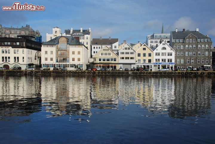 Immagine Panorama su Haugesund, Norvegia - Andare alla scoperta di questa città della Norvegia vuol dire conoscerne storia e tradizioni soprattutto quelle legate al periodo della dominazione vichinga. Tutta la regione offre una natura incantevole, dal mare alle montagne, dai fiordi alle cascate. Ma cosa rende questa graziosa località ancora più particolare? Intanto il fatto che il rame proveniente dalla vicina miniera di Visnes sia stato utilizzato per costruire la Statua della Libertà di New York. E poi, tanto per aggiungere un pizzico di celebrità, Haugesund rivendica anche il titolo di patria originaria di una famosa attrice internazionale, figlia di un fornaio locale emigrato negli Stati Uniti. La divina Marylin Monroe © alri / Shutterstock.com