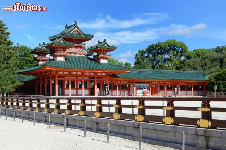 Immagine Santuario Heian a Kyoto, Giappone - Edificato nel 1895 in occasione dei 1100 anni di fondazione della città di Kyoto, il santuario di Heian è dedicato agli imperatori Kammu e Komei. Il torii dell'ingresso è il più grande di tutto il Giappone e l'edificio principale del santuario è disegnato come riproduzione del palazzo imperiale di Kyoto © SeanPavonePhoto / Shutterstock.com