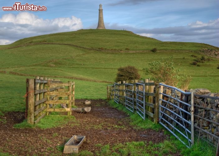 Immagine Hoad Hill  la collina di Ulverston (Inghilterra) con il monumento dedicato a Sir John Barrow   - © Kevin Eaves / Shutterstock.com