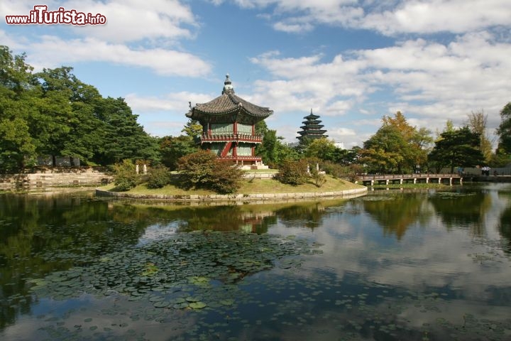 Immagine Hyangwon jeong all'interno del Compleso del Palazzo di Gyeongbokgung a Seoul in Korea - © yabu / Shutterstock.com