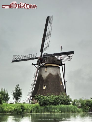 Immagine I mulini a vento di Kinderdijk erano usati per mantenere costante il livello delle acque (Olanda).