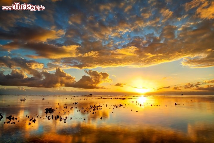 Immagine Un magnifico tramonto sul mare di La Réunion, l'isola dell'arcipelago mascareno appartenente alla Francia immersa nell'Oceano Indiano a est del Madagascar - © infografick / Shutterstock.com