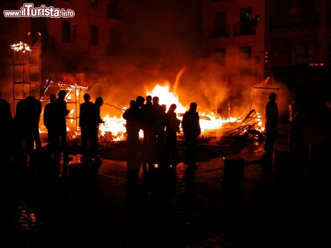 Immagine I fuochi di Las Fallas rischiarano la notte del 18 marzo a Valencia in Spagna - © Nathan B Dappen / Shutterstock.com