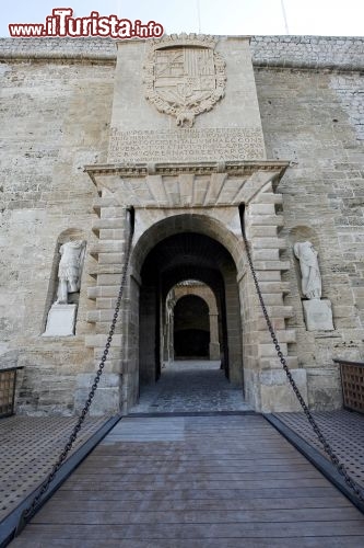 Immagine Ibiza, Baleari: il Portal de Ses Taules nel centro storico - Copyright foto www.spain.info