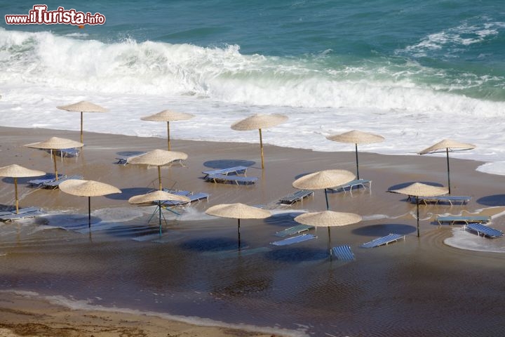 Immagine Icaria Grecia: una spiaggia attrezzata - © Portokalis / Shutterstock.com