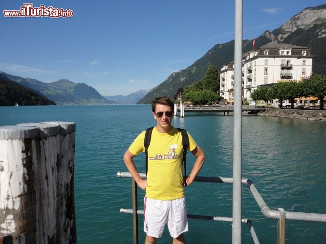 Immagine IlTurista in Svizzera a Brunnen, di fronte al lago dei 4 Cantoni.