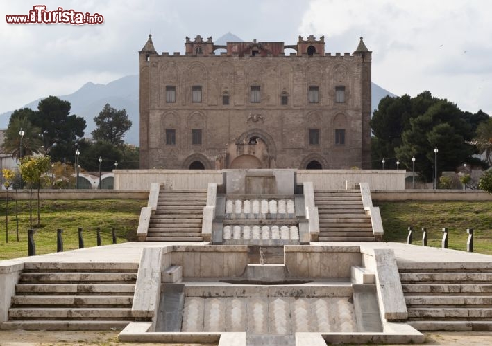 Immagine Il Castello della Zisa di Palermo risale alla fine del XII secolo. Concepito come residenza estiva dei re, sorgeva in origine all'interno del parco reale normanno, tra giardini sontuosi, fontane e laghetti, e comprendeva anche un edificio termale. Oggi ospita una collezione di artefatti provenienti da diverse parti del bacino del Mediterraneo ed è aperto al pubblico tutti i giorni, insieme al suo splendido giardino, ad eccezione della domenica pomeriggio e del lunedì pomeriggio  - © Gandolfo Cannatella / Shutterstock.com