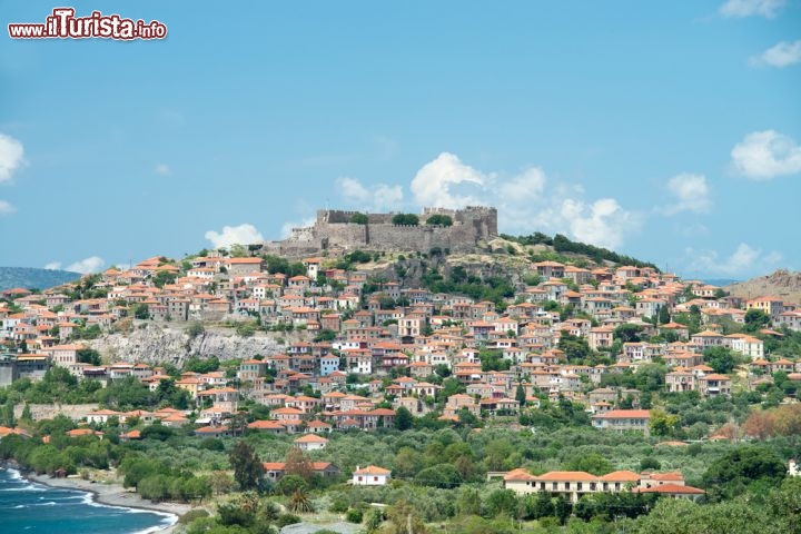 Immagine Il Castello ed il villaggio di Molyvos a Lesvos in Grecia - © Royster / Shutterstock.com