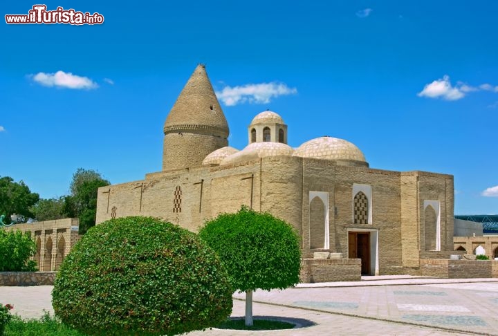 Immagine Il Mausoleo di Chashma Ayub si trova a Bukhara in Uzbekistan. Secondo la tradizione qui si trova una sorgente miracolosa, che il profeta Ayoub, ovvero Giobbe fece scaturire dal deserto, percuotendo il proprio baston. L'edifico accoglie un museo dedicato all'acqua e alle sue problematiche di approvvigionamento - © Coprid / Shutterstock.com